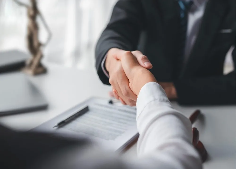 Poignée de main — confiance et accompagnement